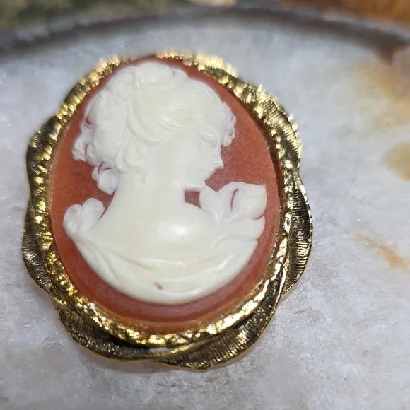 Vintage Gold and Cream Cameo Brooch Set - Picture 2 of 6